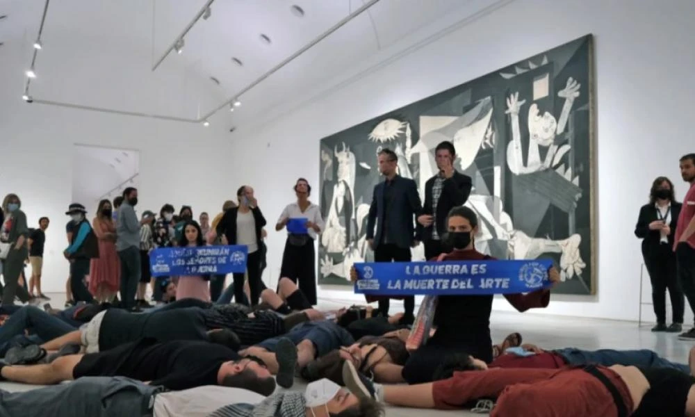 Ισπανία: Πρωτότυπη διαμαρτυρία μπροστά από την Γκουέρνικα του Πικάσο - Δείτε τι έγινε